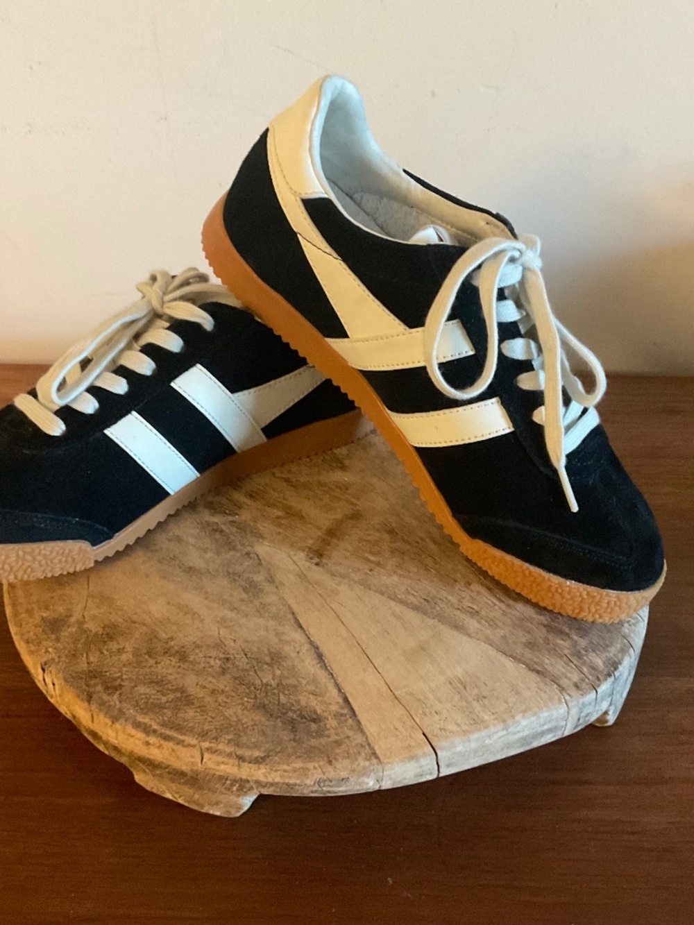 Gola Elan Suede Women’s Sneakers in  Black/Off White, Size 6